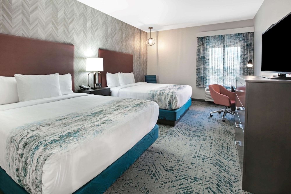 La Quinta Inn  Suites by Wyndham DFW West-Glade Parks - Property Image 26