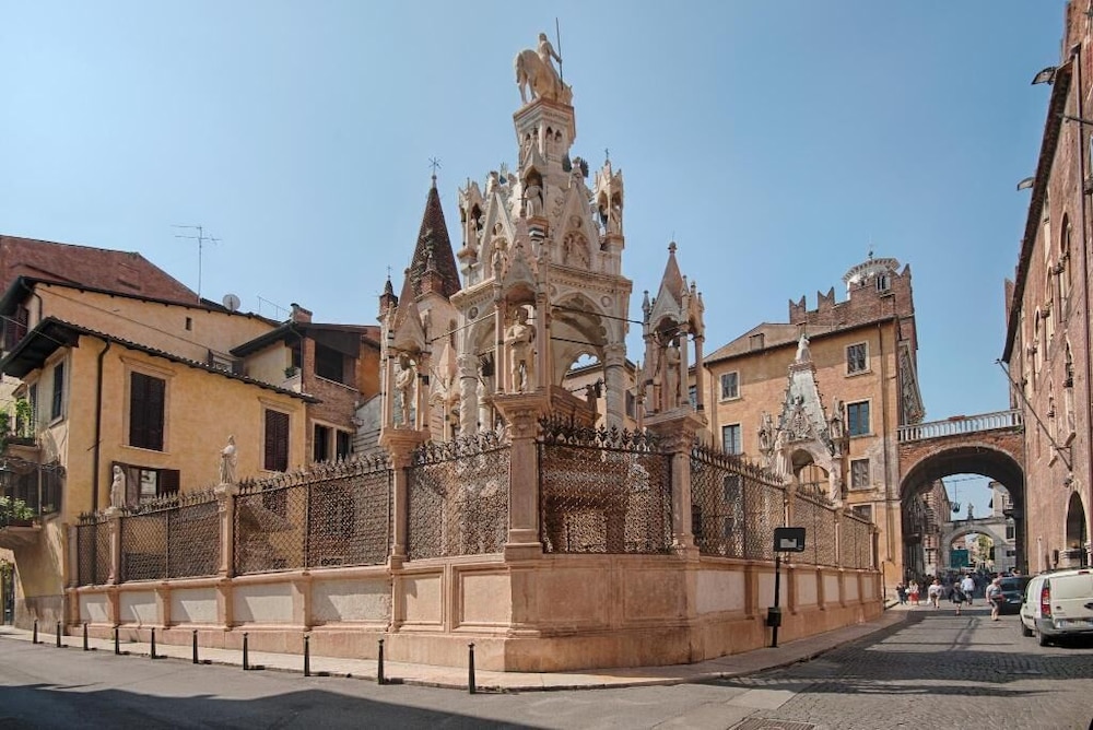 Αn enchanting residence in front of the Juliet house