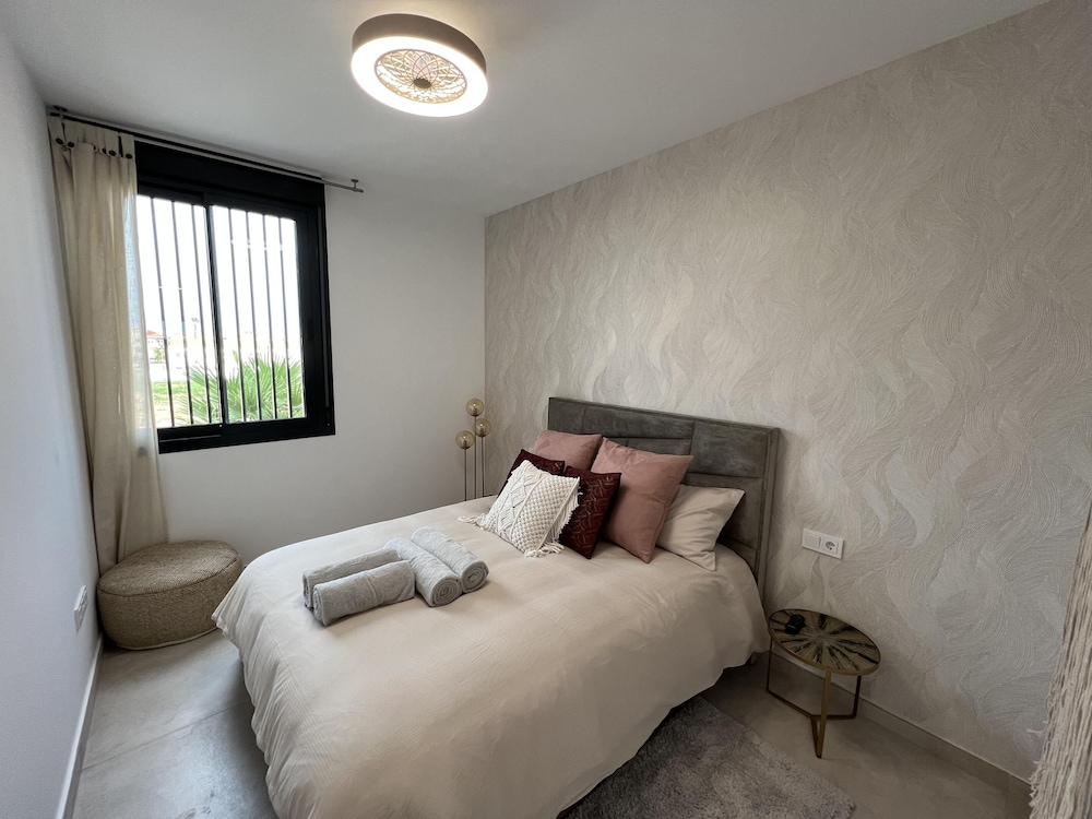 Outstanding 2 bed Apartment With Rooftop sea Views