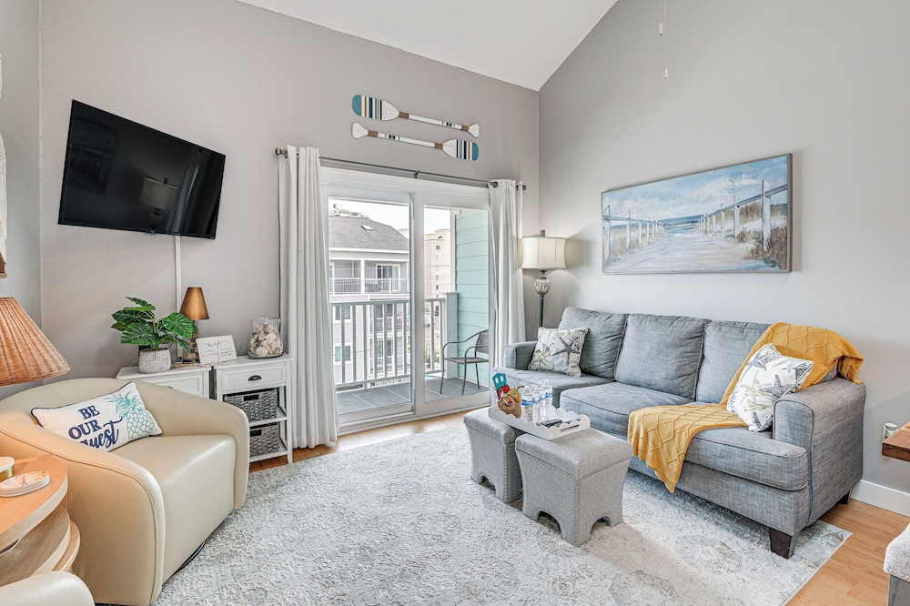 Walk to Beach: Condo w/ Balcony in Murrells Inlet!