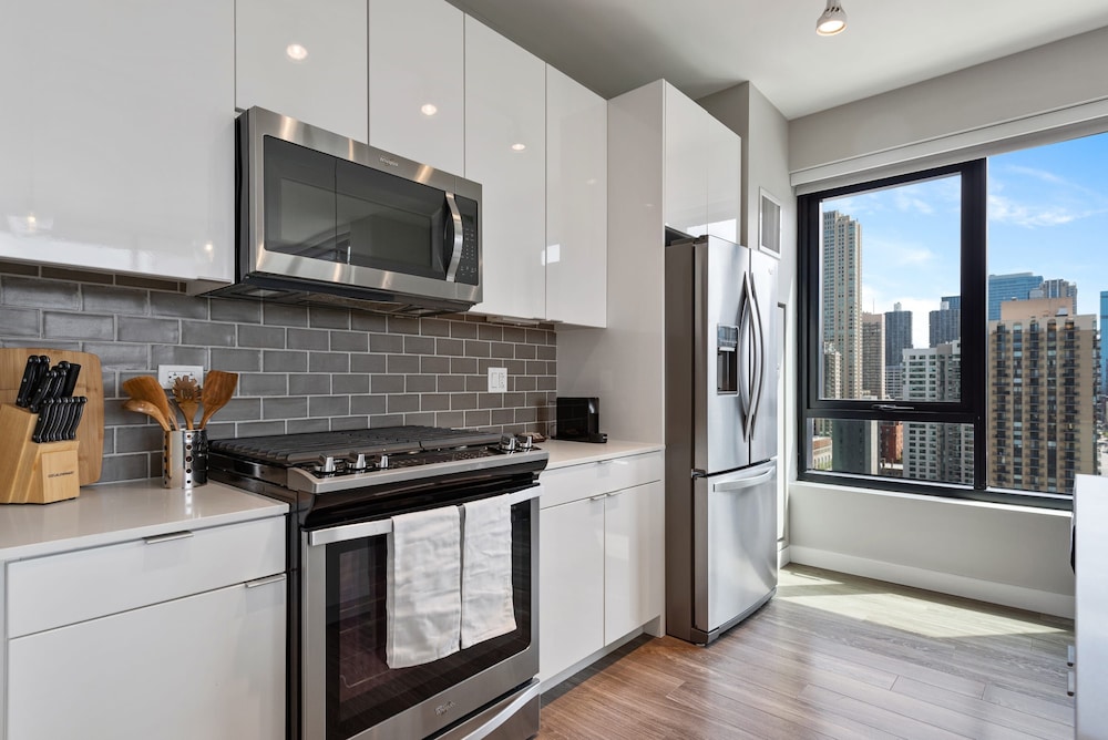 River North 2BR High Ceilings Comfort
