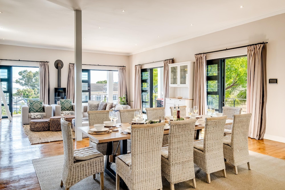 Camps Bay 4bed Villa w Pool Luxe on Central