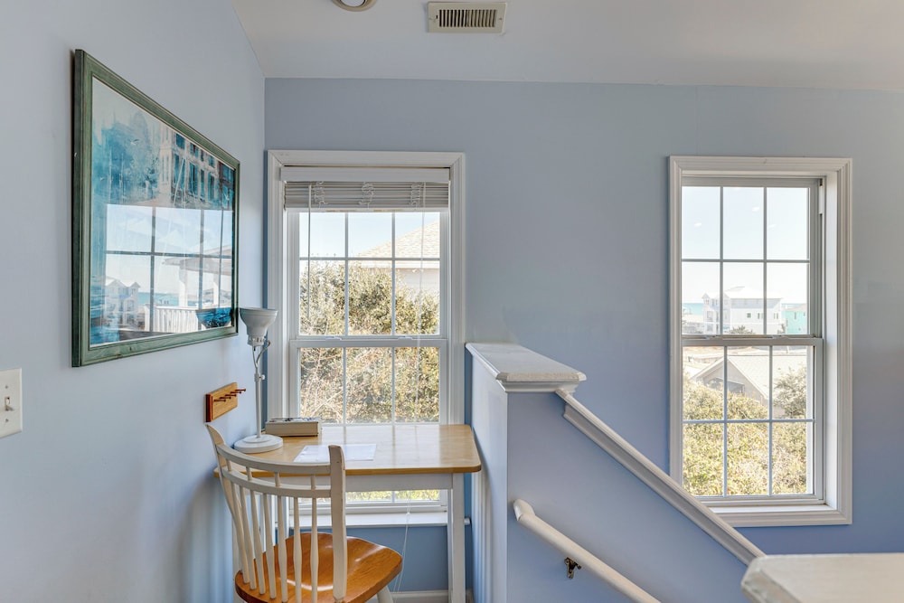 Steps to Beach: Emerald Isle Home w/ Deck!