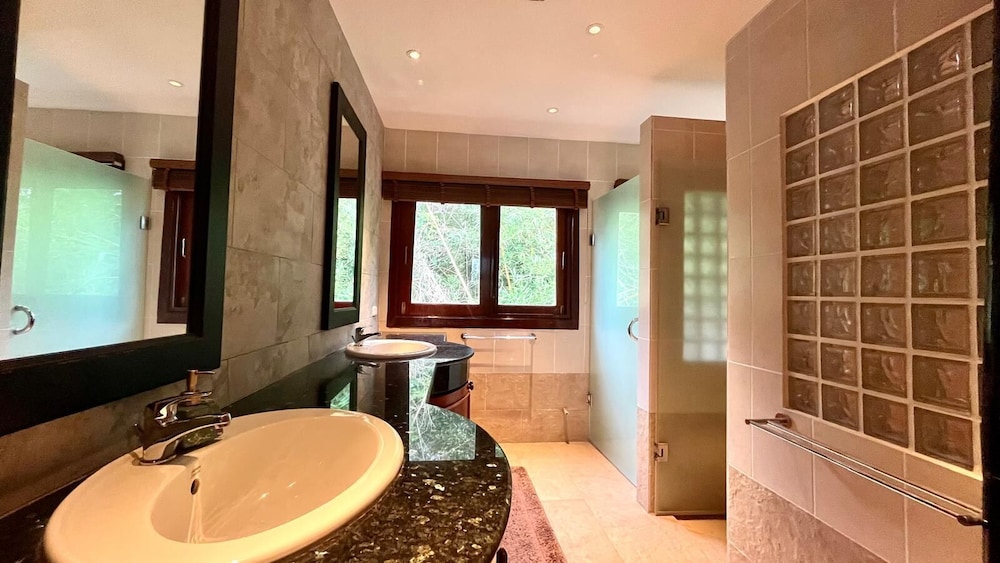 Luxury Seaview 6 Bedrooms With Infinity Pool Villa, Private Gym, Superfast Wifi