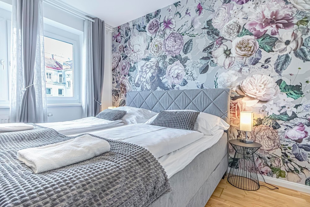 Cozy 1BR 1LR Apartment Balcony City