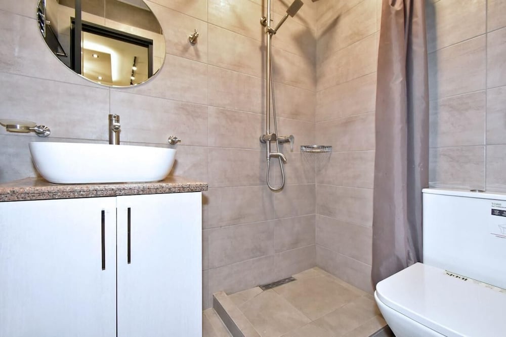 Apartments by Luxe Group AM713
