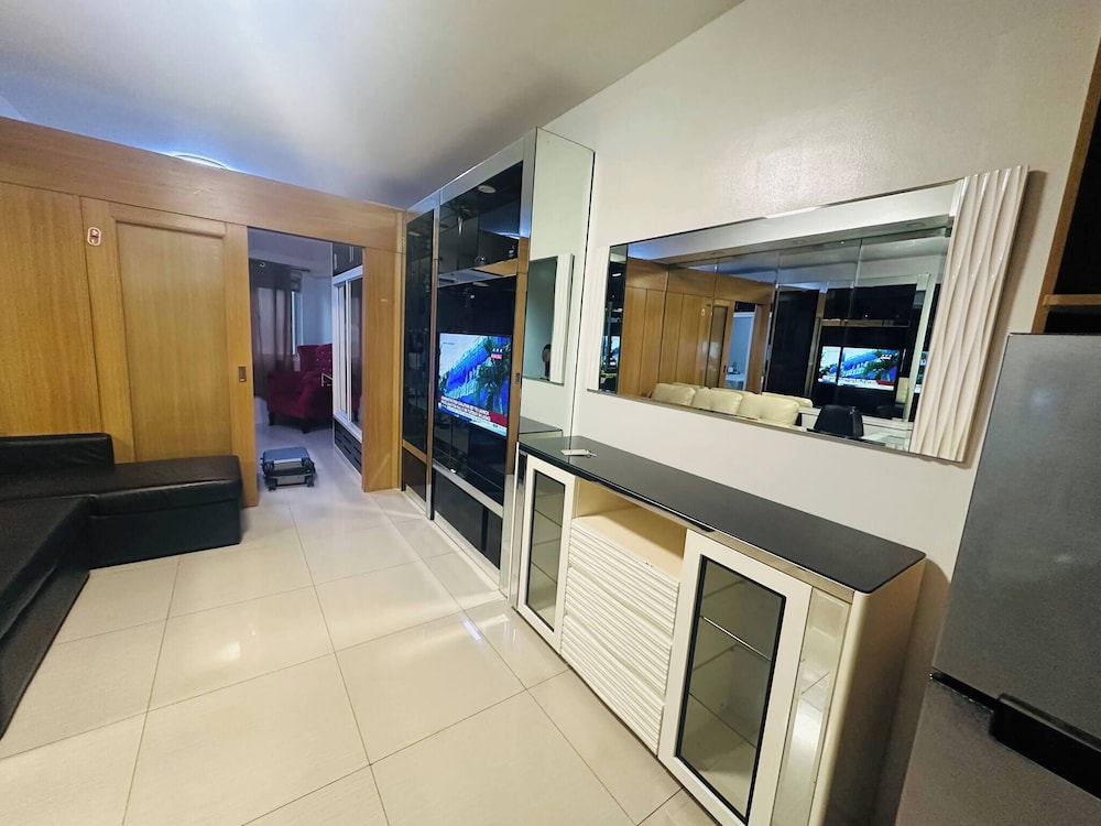 Ritzy Pasay Getaway - Entire Apartment for Rent