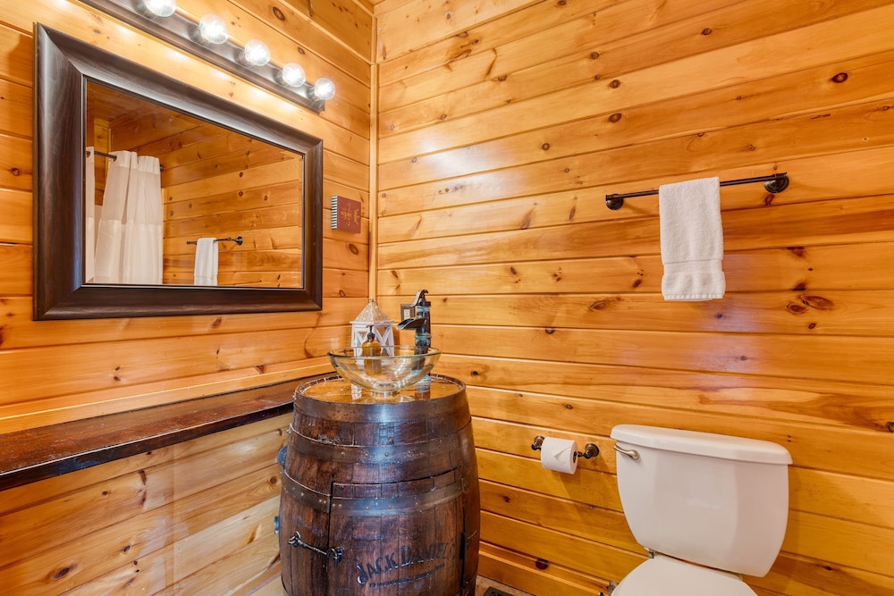 Cozy Cabin Hot Tub Balcony Golf Simulator Near Pigeon Forge Smoky Mountain Group Retreat Mountains Are Calling by Avantstay