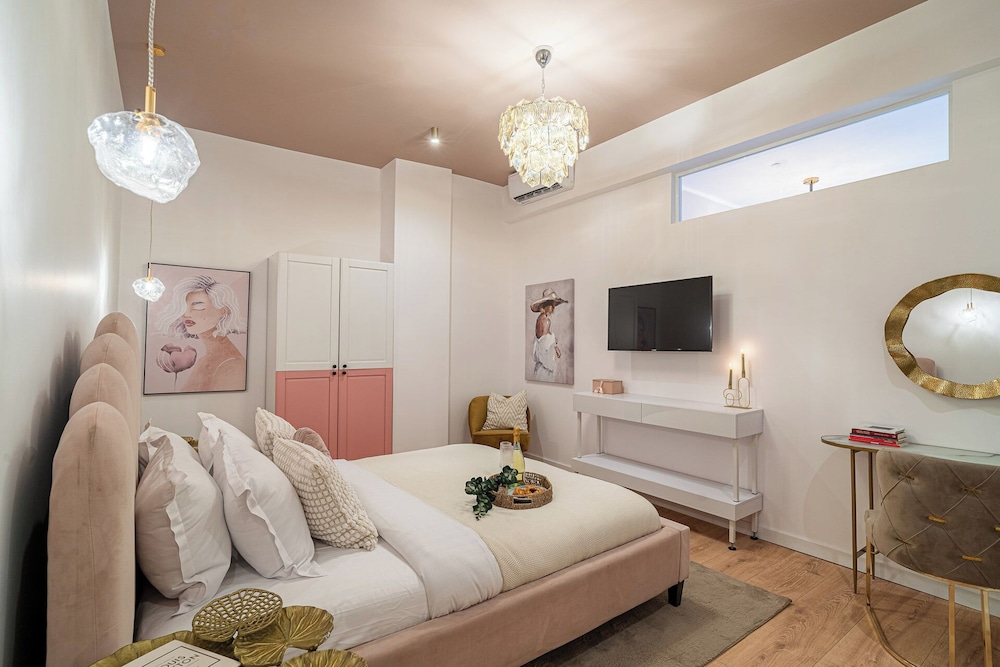Designer 2-Bedroom Flat with Balcony & Full Amenities Steps from Piata Universitatii