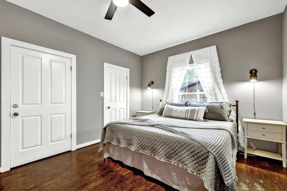 The Country Haus: Quaint Home 1 Mile From Downtown