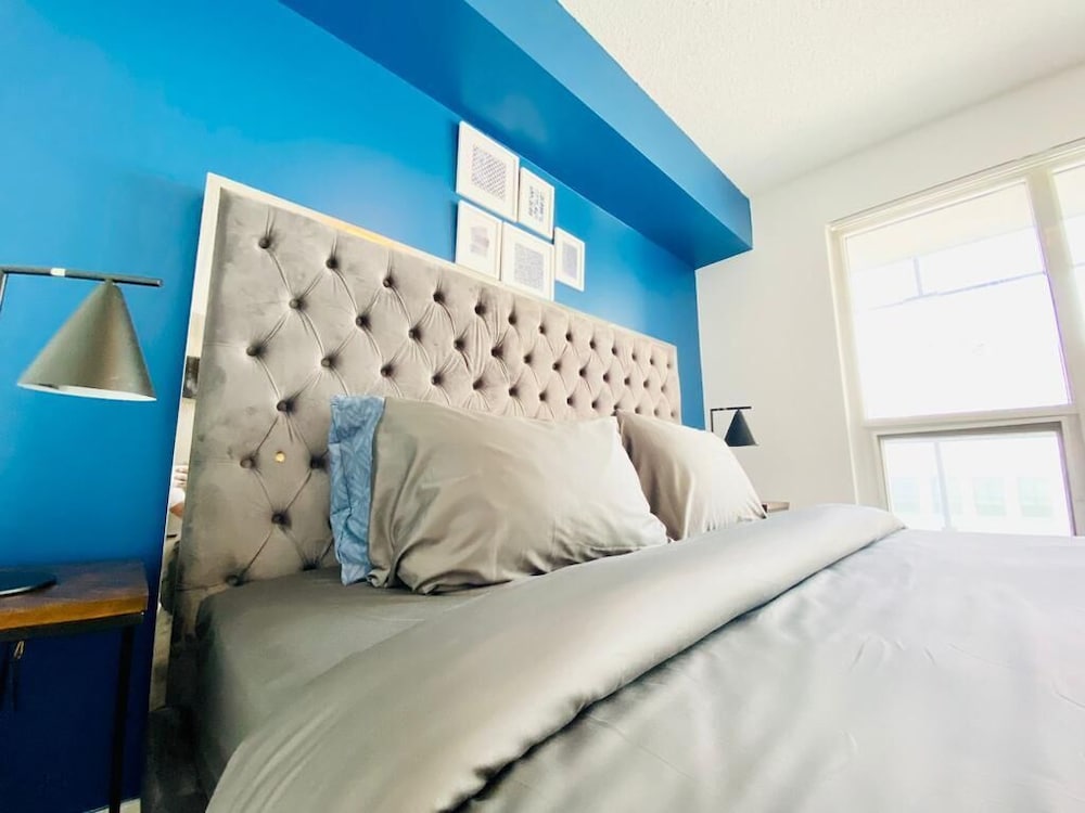 The Bay Suites MTCC CN TOWER - Image 2