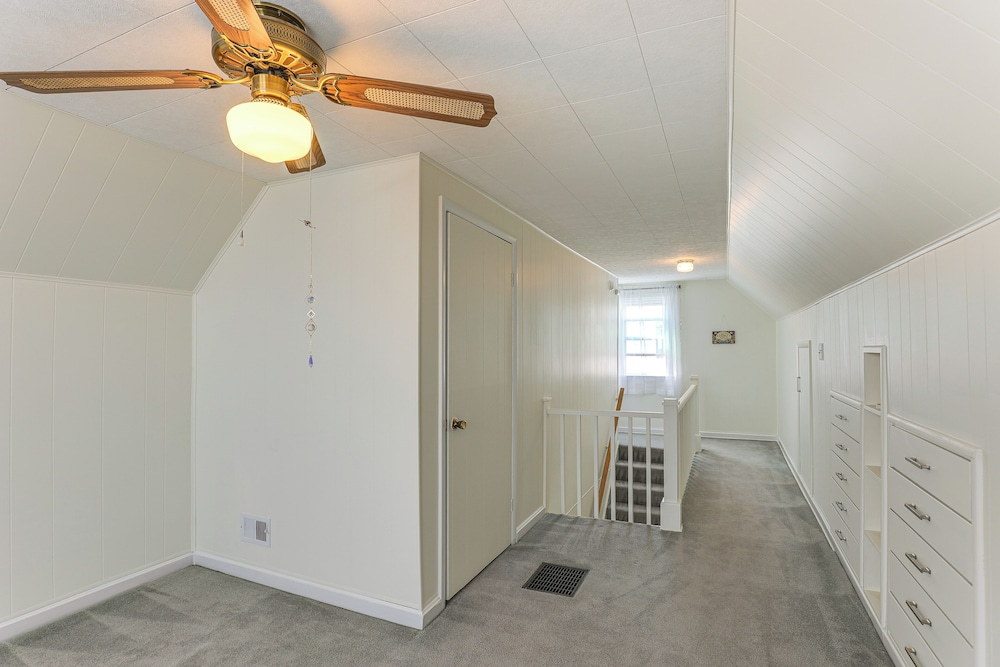 13 Mi to Downtown Baltimore: Quiet Home w/ Porch