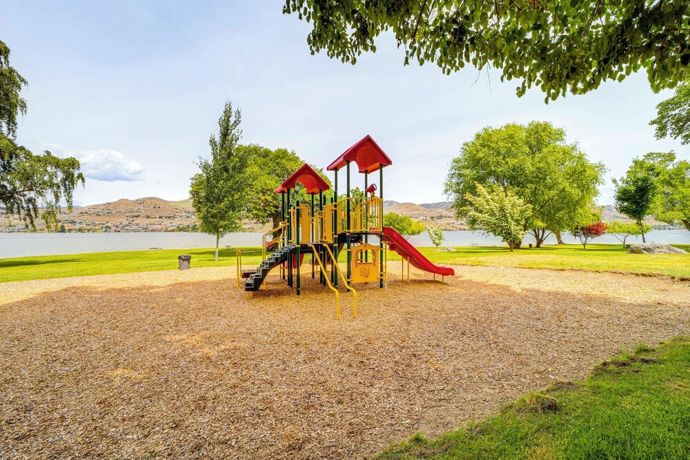 Steps to Lake Chelan: Condo w/ Resort Amenities!
