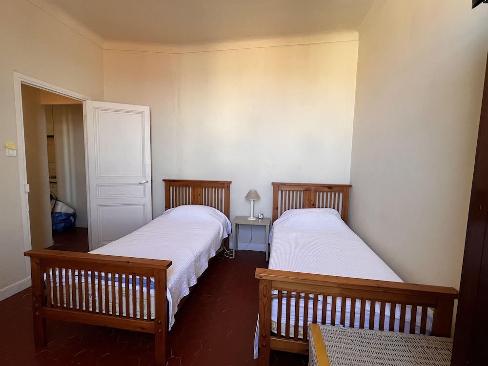 Charming 2 Bed Apartment With Balcony Located in Cannes Old Town Easy Walk to the Palais and Beaches - 120