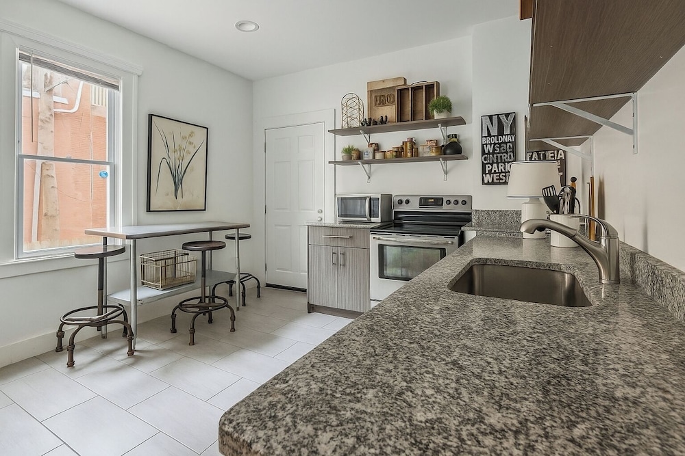 Detroit 6BR House Wifi, Parking, Pet Friendly
