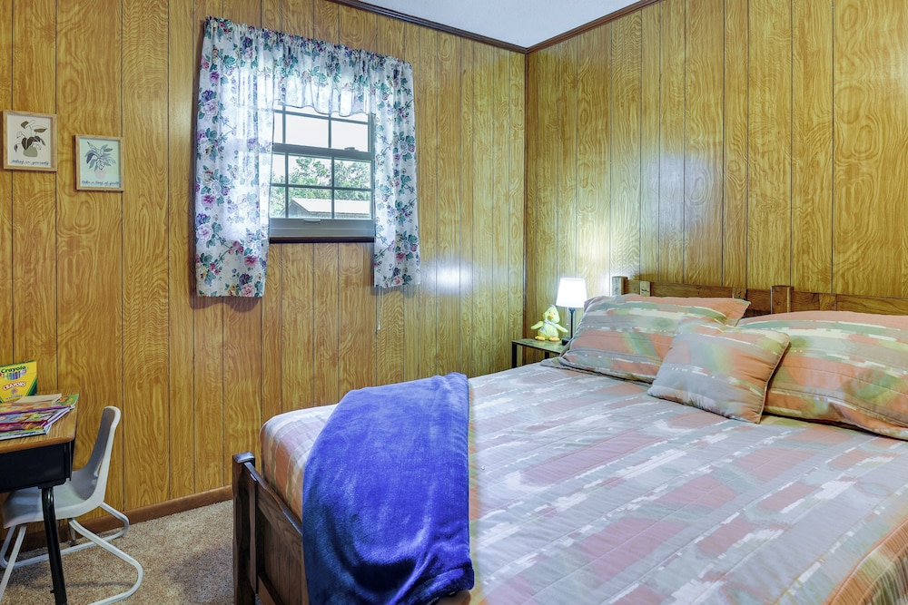 Vintage Chipley Getaway on Large Private Property - Property Image 16