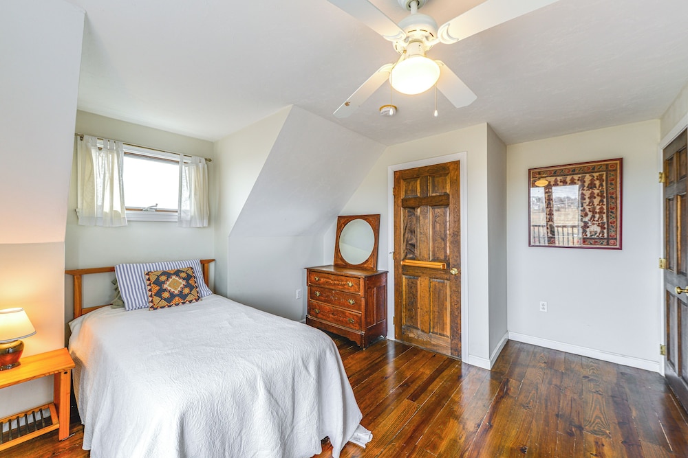 Marshfield Home w/ 4 Decks & Private Beach Access!