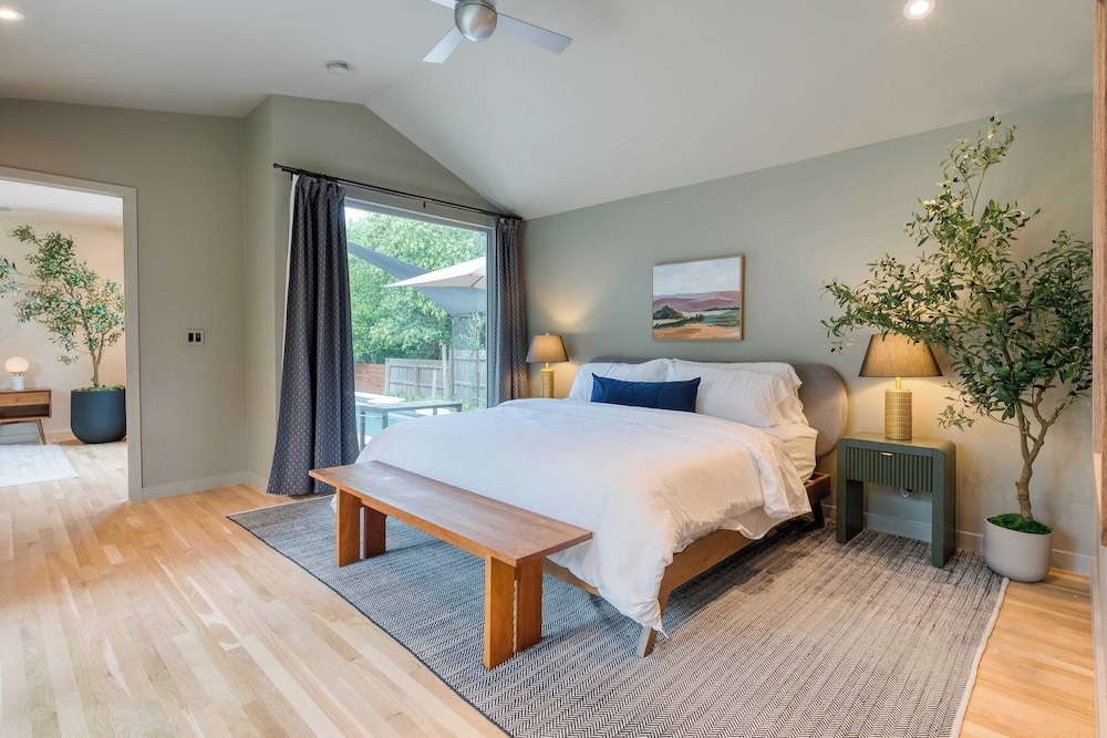 Modern Austin Home w/ Pool, Putting Green & Coffee Nook Townes Retreat by Avantstay