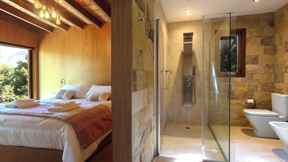 Stunning 4-Bedroom House Large Garden and Pool H61 by Apartments Bariloche