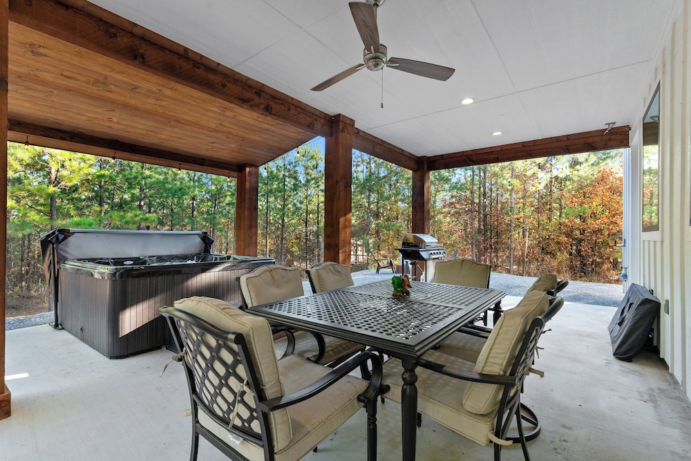 3 Mi to Lake: Cabin w/ Hot Tub in Broken Bow!