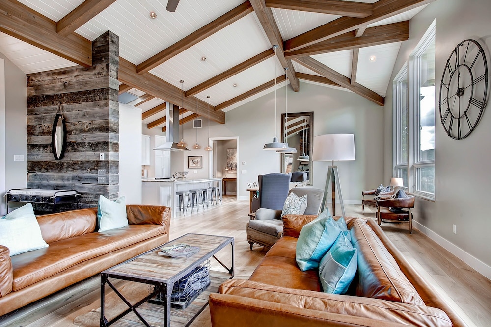 Sunrise Ski Haus 4 Bedroom Home by RedAwning