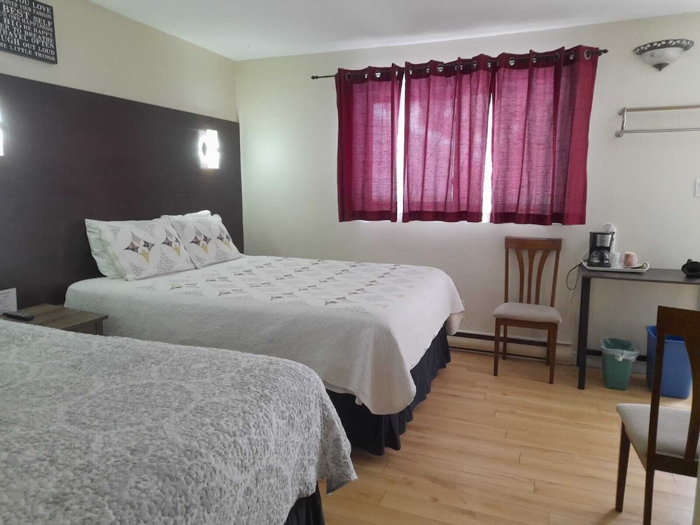 Three Islands Motel