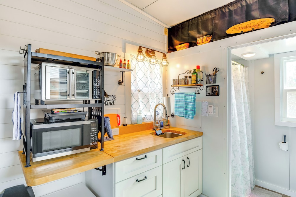 8 Mi to Cathedral Caverns: Tiny Home Hideaway