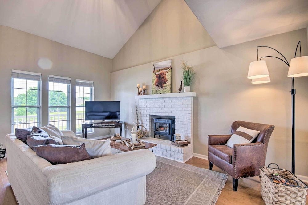 Columbia Vacations - Relaxing Townhome, 4 Mi to Mizzou University! - Property Image 1