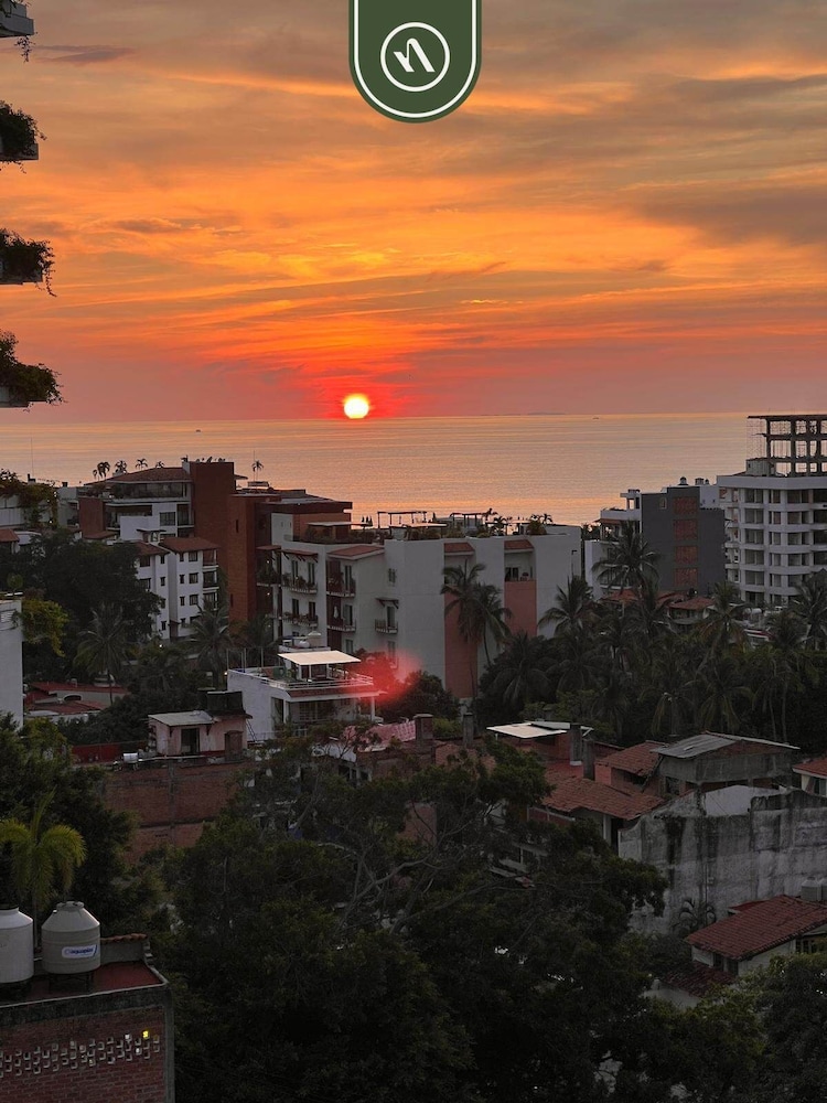 Stunning 2 BR Condo - Oceanview Terrace - Downtown