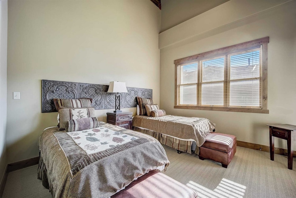 7 Condos, Ski-in/ski-out + Hot Tubs Sleeps 30 Mont Cervin by Avantstay