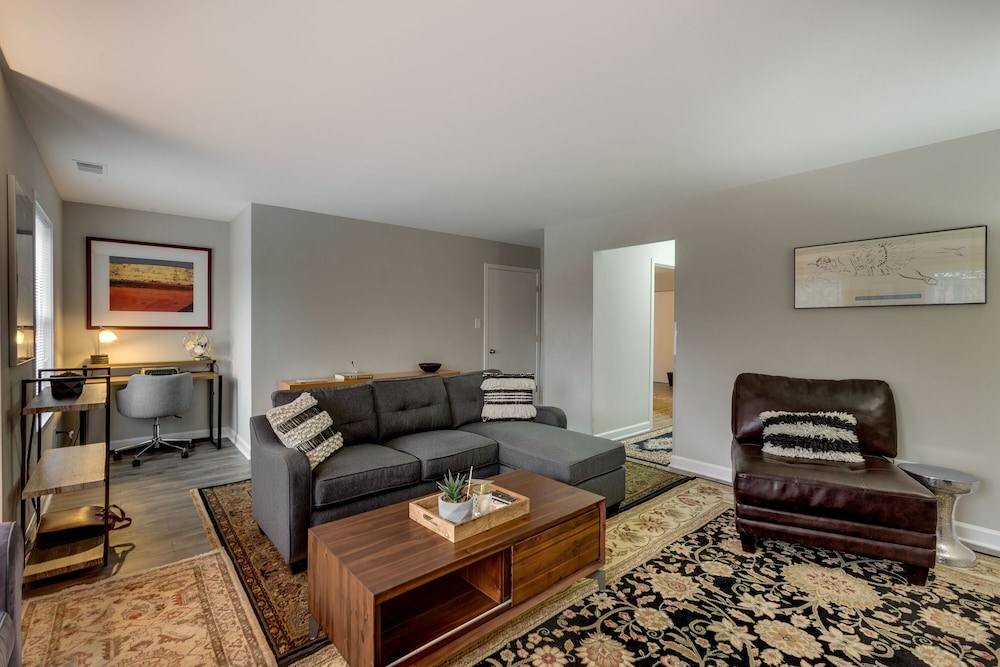 Great 6 BR/4 BA house for larger groups up to 12 by AllSet Turnover photo 4