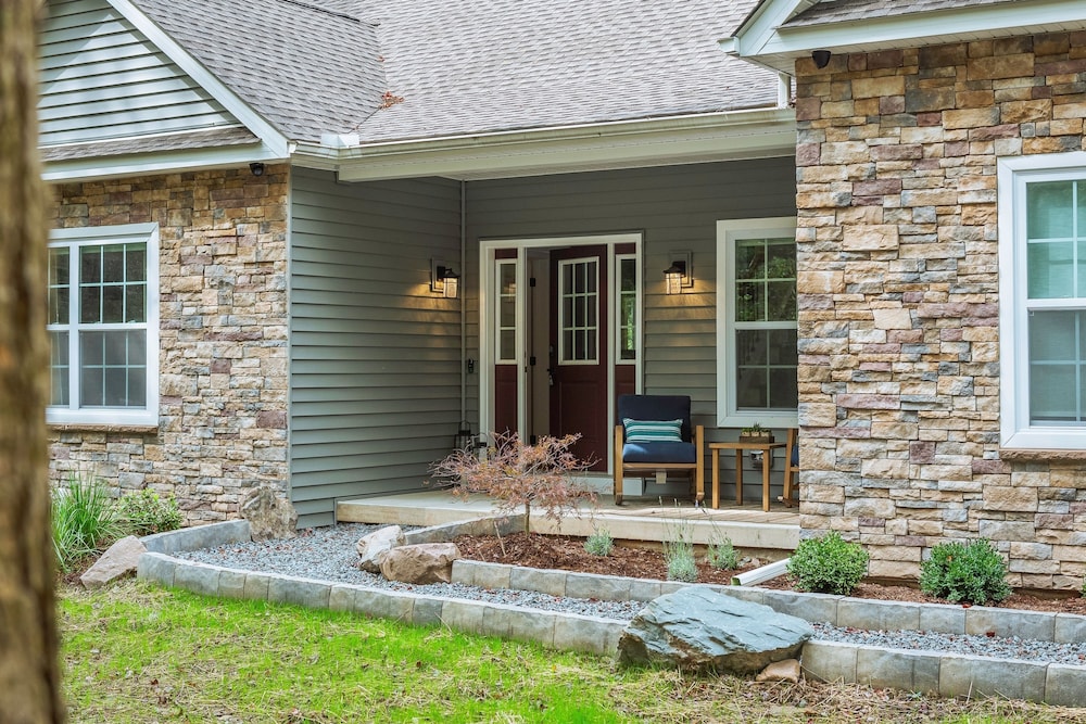 Luxuriously Lakeside by Avantstay Lakefront Retreat w Game Room