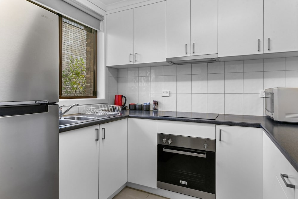2-bed Townhouse Retreat in Sandy Bay With Parking