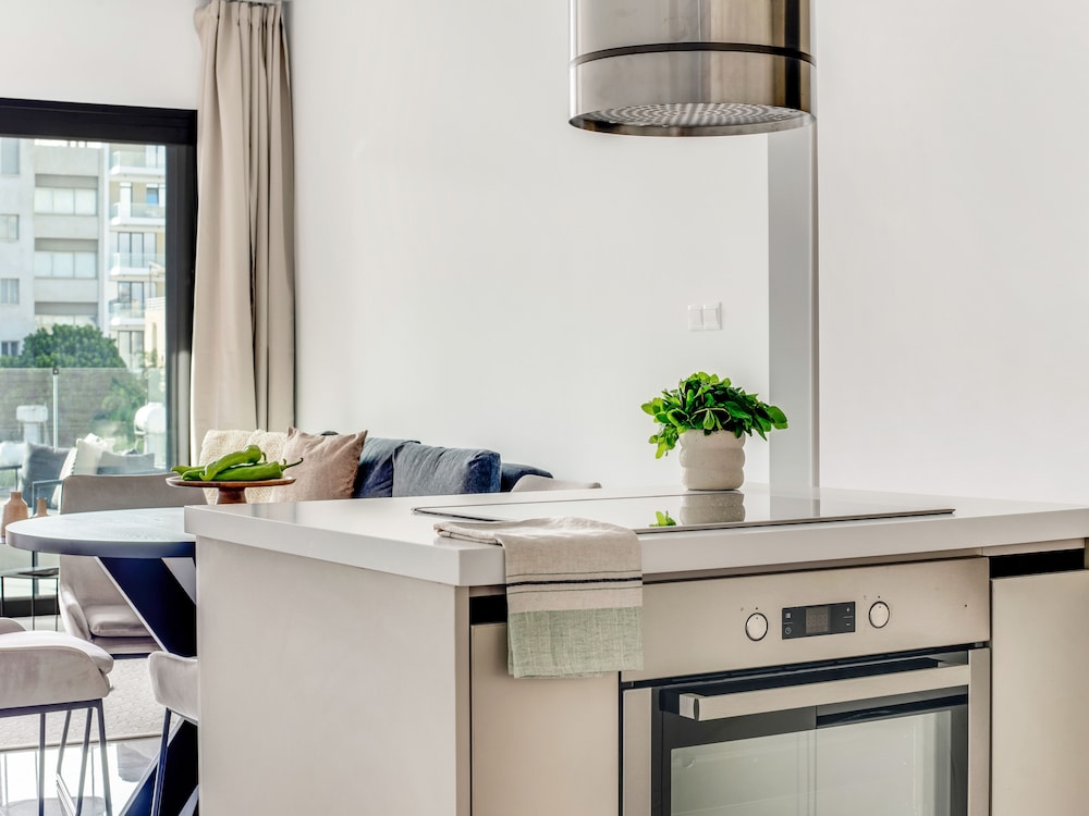 Sanders Premier - Cozy 2 bdr apt With Balcony
