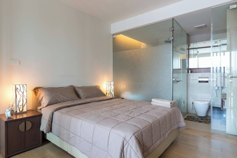 S39- 1 Bedroom Downtown Apt With Balcony and Pool