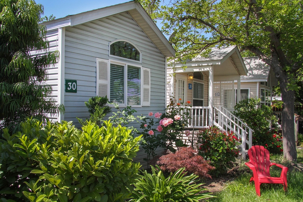 Arden Acres Executive Suites and Cottages