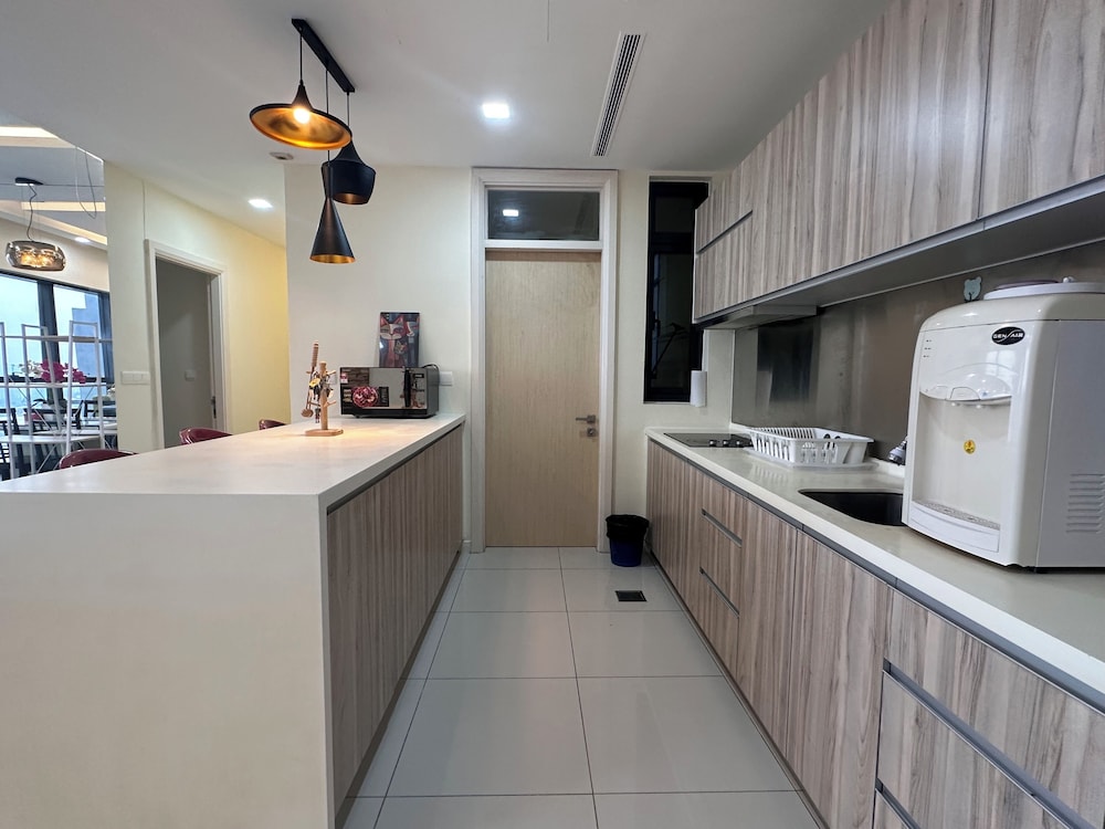 Skyline Luxe 4BR Retreat with En-suites