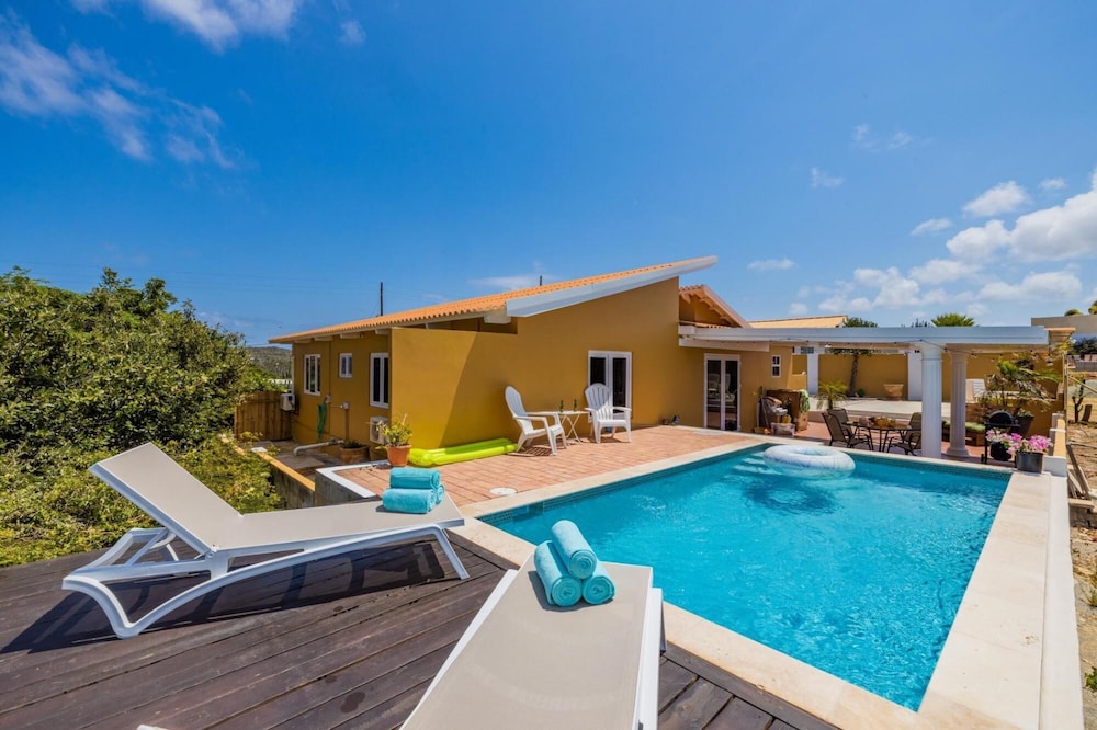 3BR Filled by Nature w Private Pool Ocean View
