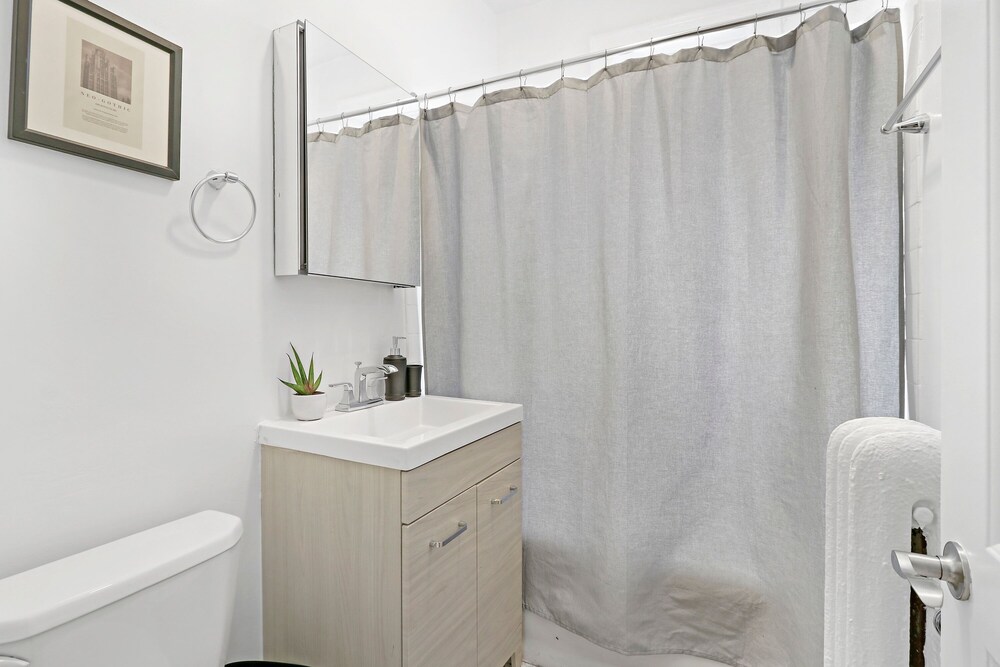 2BR City Apt Fast Wi-Fi Roscoe LakeView photo 2