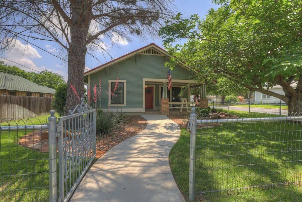 Charming Cottage-3 Mins to Downtown-pet Friendly!