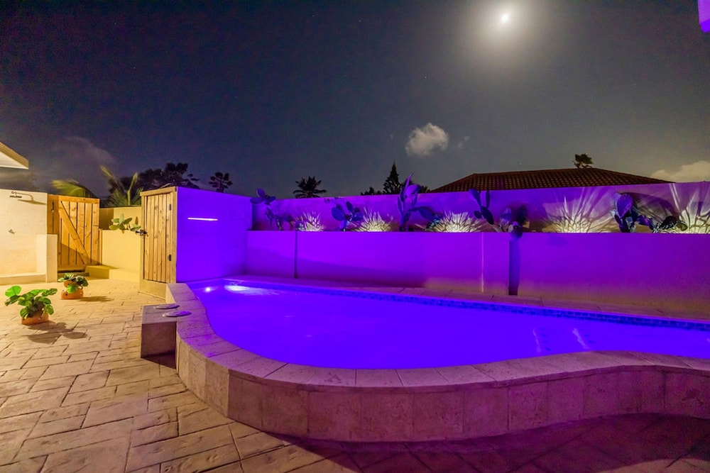 Cozy Central 4br3ba Home w Pvt Pool Largegarden