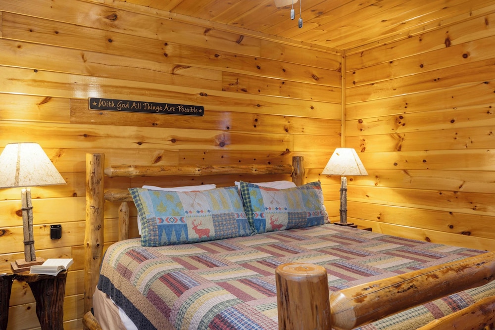 A View for All Seasons by Avantstay 12bdr w/ Game Room, Hot Tub, Movie Theater, Deck Views