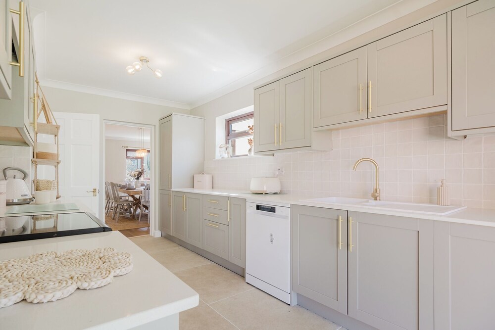Beautiful 4 BD Home near Woodstock