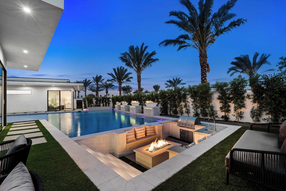 Sleeps 20 Pool & Pickleball Villa Near Golf, Dining & Fun Bravo Villa #2 by Avantstay