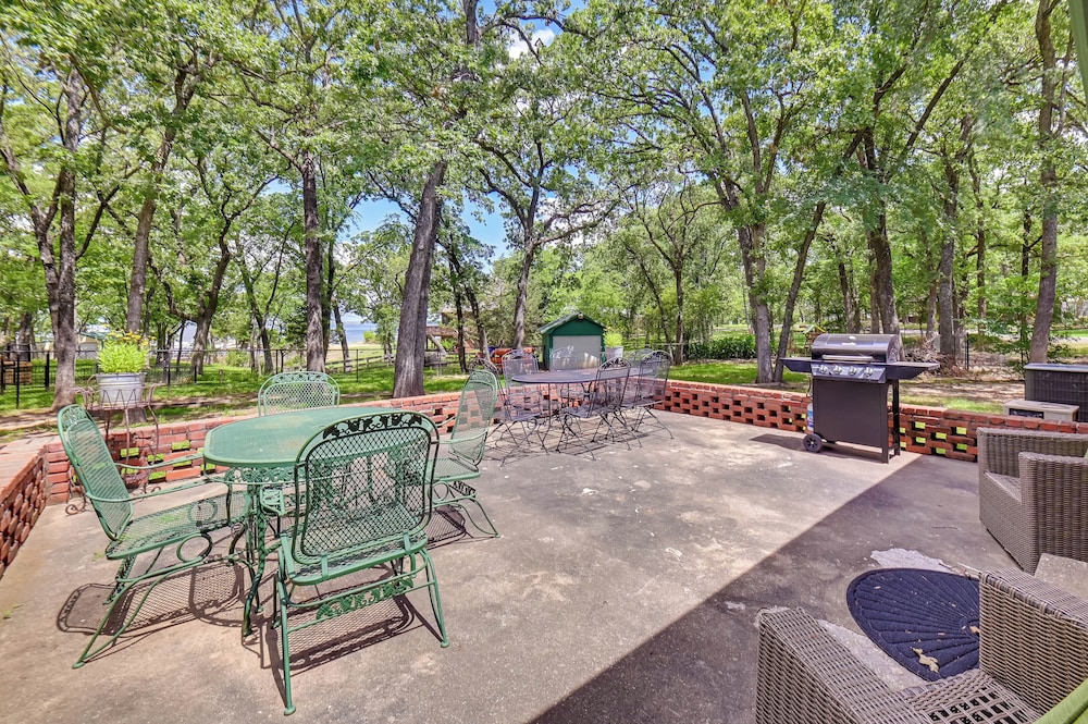 Home w/ Lake Texoma View, Game Room & Bar