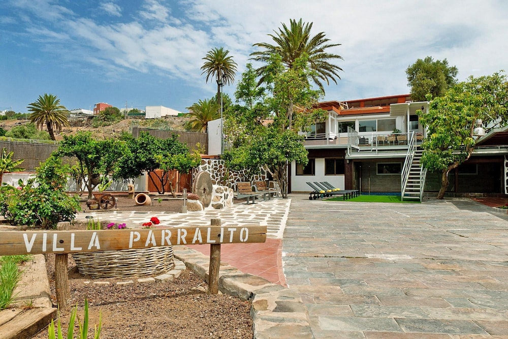 Villa With Pool and Extravagant Architecture