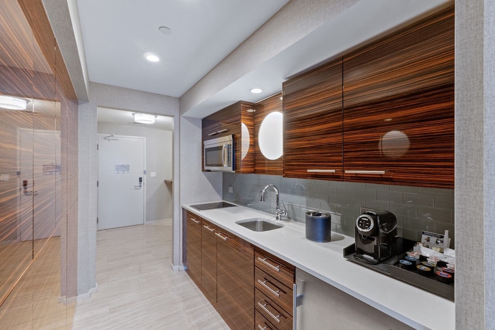 Stylish Oceanview Apartment, Prime Location!