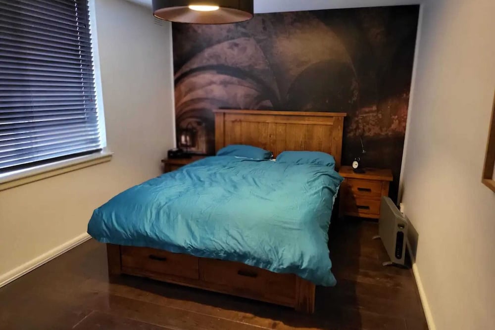 Homely 1 Bedroom Retreat in South Yarra With Balcony view 2