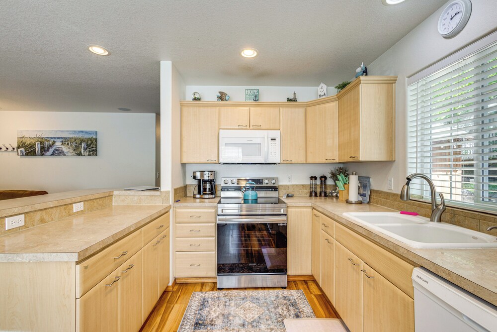 Half Mi to Beach: Rockaway Beach Home w/ Grill! view 2
