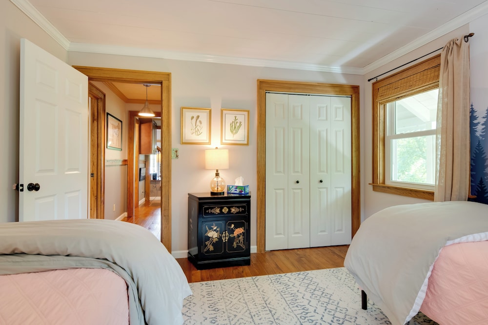 Getaway w/ Guest House - 6 Mi to Lake Glenville!